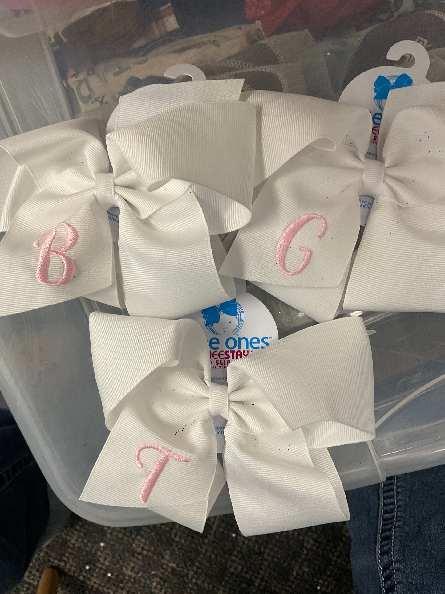 Monogram bow white